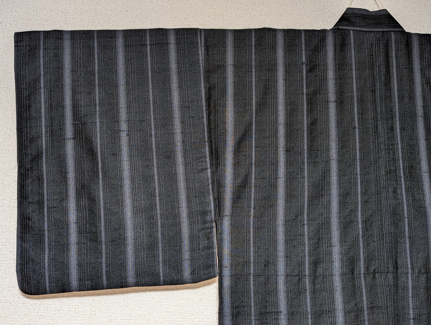 Kimono japonais homme en soie à rayures noir, gris et bleu - Vintage