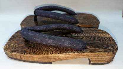 Men's wooden Japanese sandals with dot pattern