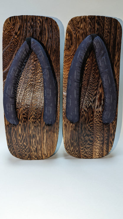 Men's wooden Japanese sandals with dot pattern