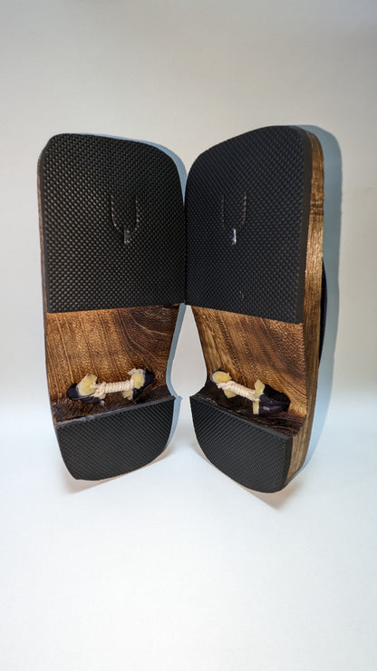 Men's wooden Japanese sandals with dot pattern